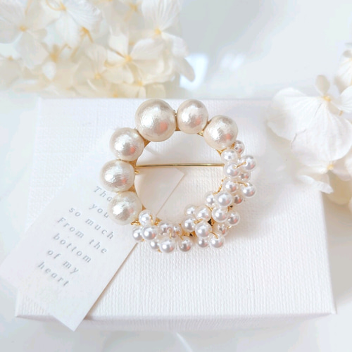 SWAROVSKI - うっとり煌めくお花の刺繍ブローチ パールチャーム