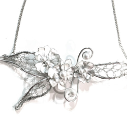 手作りのシルバーメタルワイヤーかぎ針編みの綿の花の樹脂真珠のネックレス 2枚目の画像