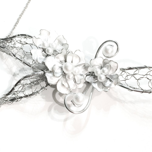 手作りのシルバーメタルワイヤーかぎ針編みの綿の花の樹脂真珠のネックレス 3枚目の画像