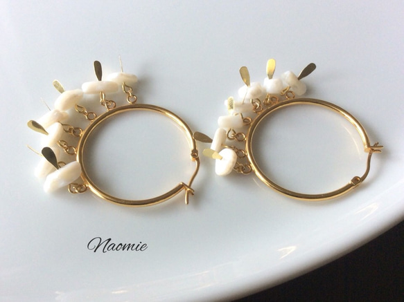 white.shell-gold.hoop-pierced.earring 2枚目の画像