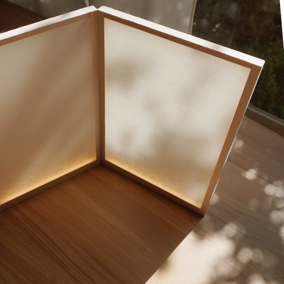 ビョウブ型テーブルライト『HIKARI BYOUB：Plainたて』 4枚目の画像