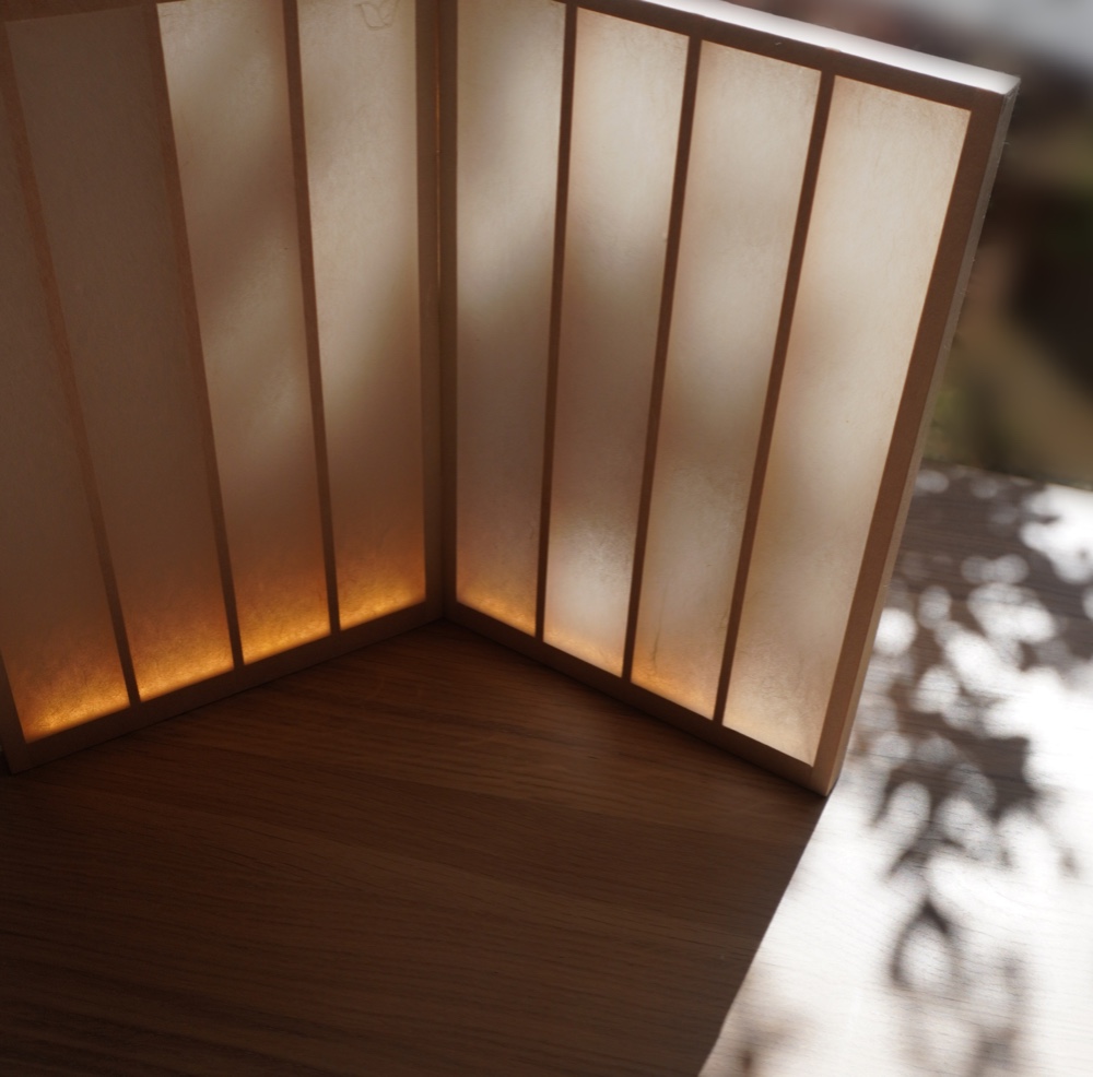 ビョウブ型　テーブルライト『HIKARI BYOUB：Calmたて』