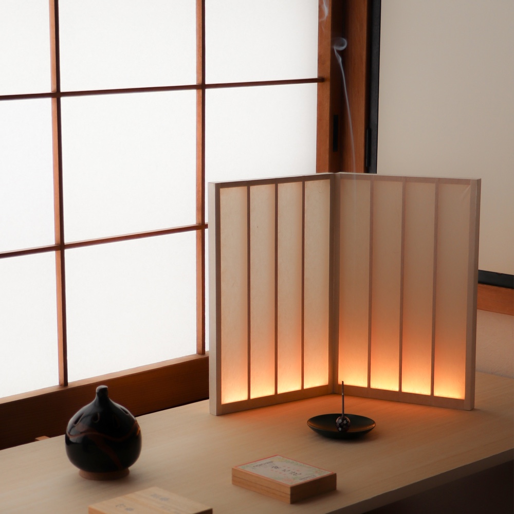 ビョウブ型　テーブルライト『HIKARI BYOUB：Calmたて』