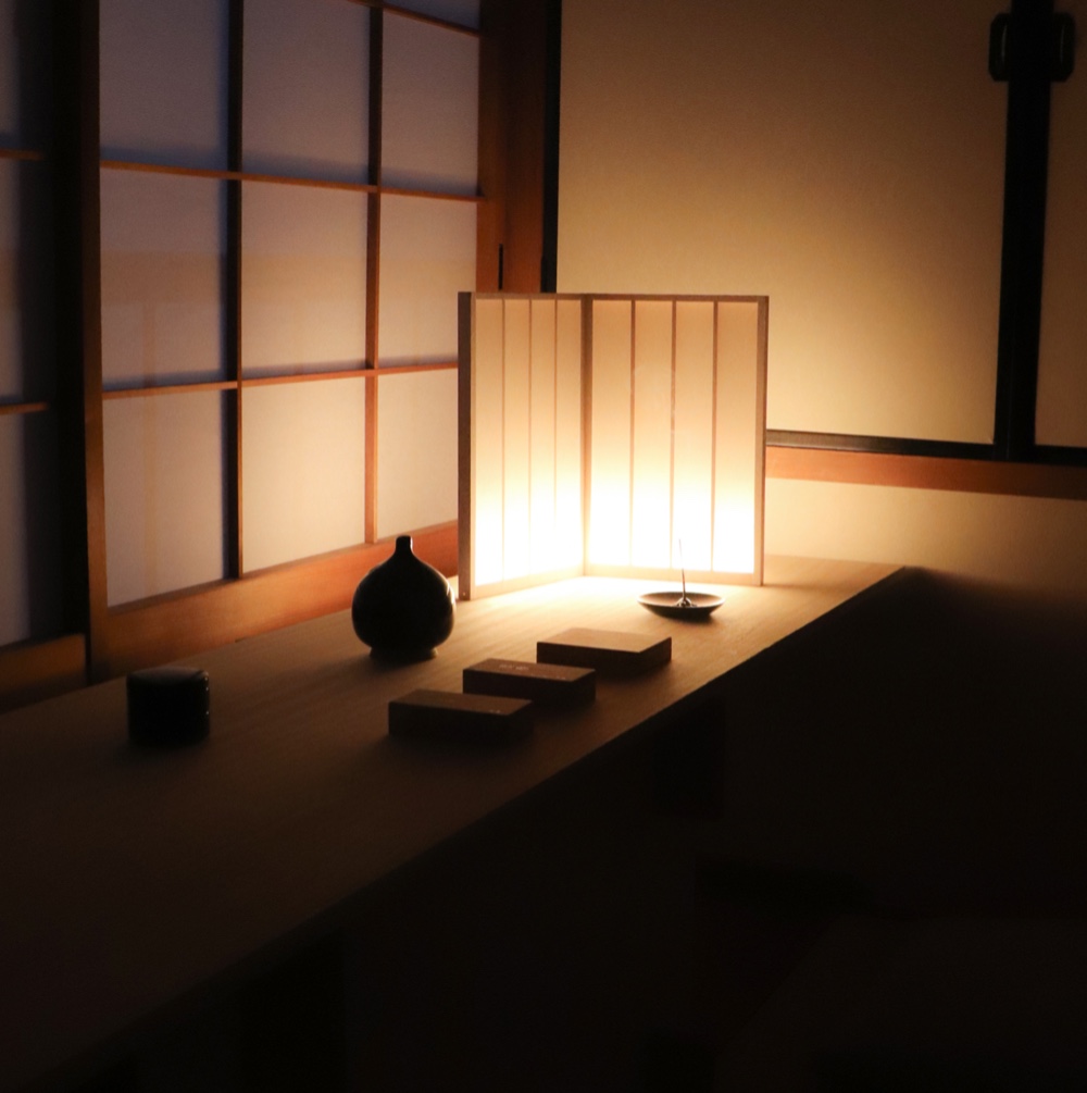 ビョウブ型　テーブルライト『HIKARI BYOUB：Calmたて』