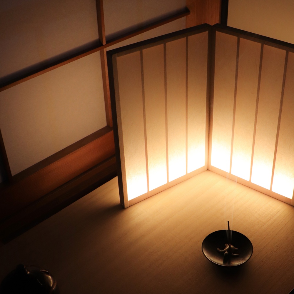 ビョウブ型　テーブルライト『HIKARI BYOUB：Calmたて』