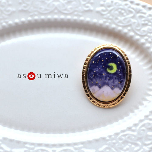 月と木のブローチオーバル刺繍ブローチ