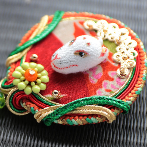 小さい狐面「茜空（あかねぞら）」江戸組紐 ブローチ（古布 正絹縮緬