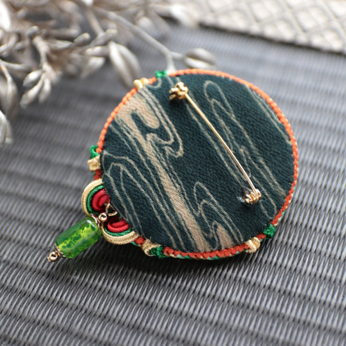 小さい狐面「茜空（あかねぞら）」江戸組紐 ブローチ（古布 正絹縮緬