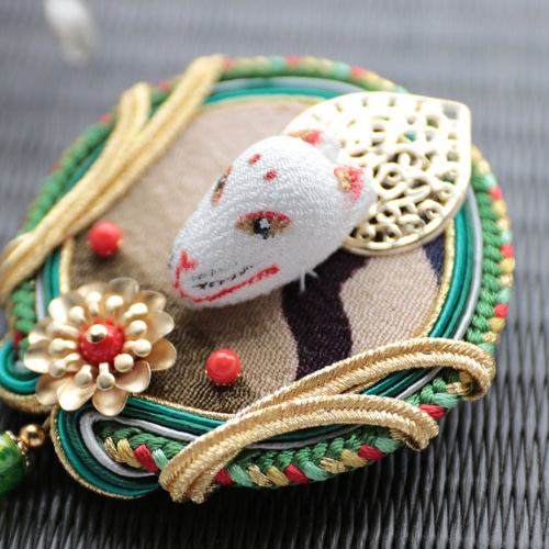 小さい狐面「宝珠（ほうじゅ）」江戸組紐 ブローチ（古布 正絹縮緬