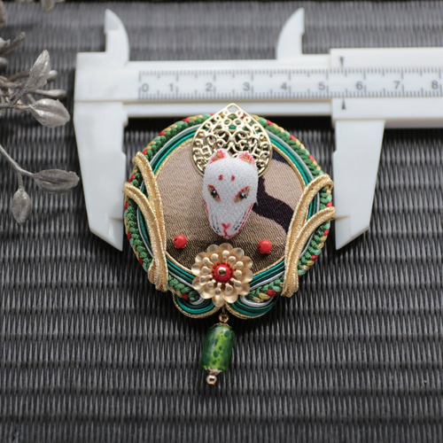 小さい狐面「宝珠（ほうじゅ）」江戸組紐 ブローチ（古布 正絹縮緬