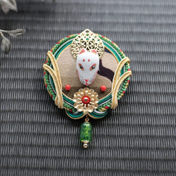 小さい狐面「宝珠（ほうじゅ）」江戸組紐 ブローチ（古布 正絹縮緬） 7枚目の画像