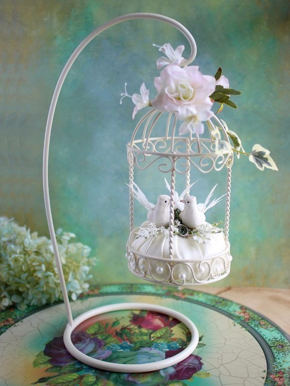 白い鳩と婚約指輪のウェディングドール 1枚目の画像