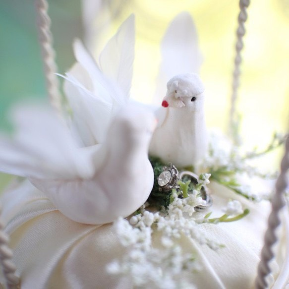 白い鳩と婚約指輪のウェディングドール 4枚目の画像