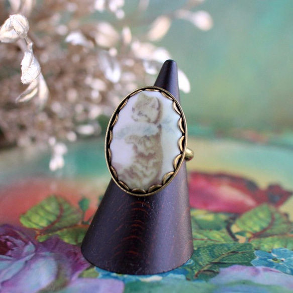 15◆感謝SALE◆扇子を持った女の子茶トラ猫のポーセリン・真鍮リング / フリーサイズ 2枚目の画像