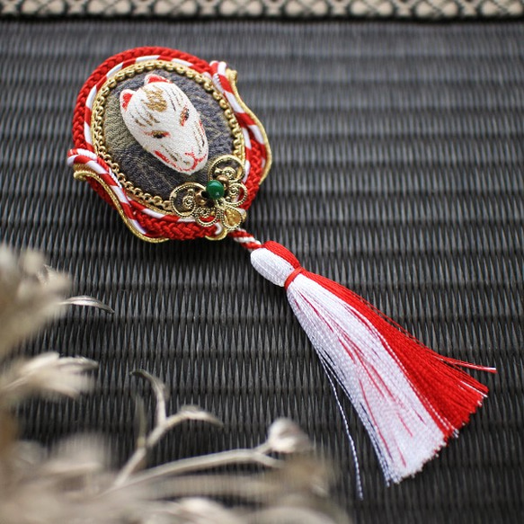 呪術的な小さい狐面の紅白ブローチ・房付き（ 江戸縮緬・正絹古布 ） 2枚目の画像