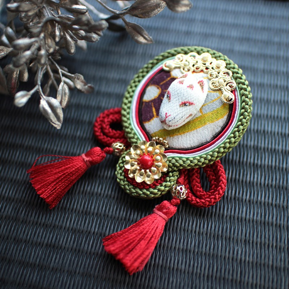 小さい狐面 「姫狐」の江戸組紐ブローチ（古布 正絹縮緬） その他