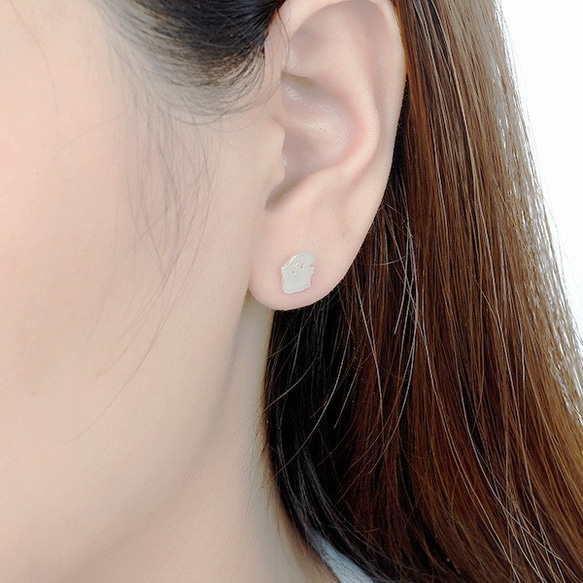 925純銀耳釘 幽靈不對稱拉絲耳環 Sterling silver cute spirit earrings 第4張的照片