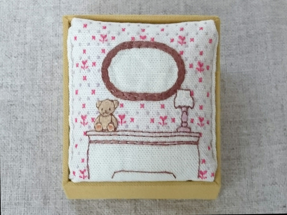 鏡の部屋のピンクッションとアリスの足の飾りまち針【teddy bear】 2枚目の画像