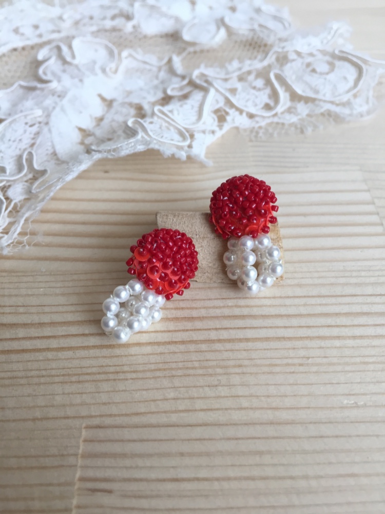 ビーズ刺繍の耳飾り オーダー承り