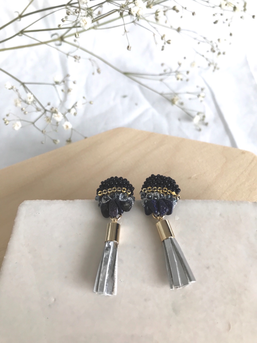 ビーズ刺繍の耳飾り