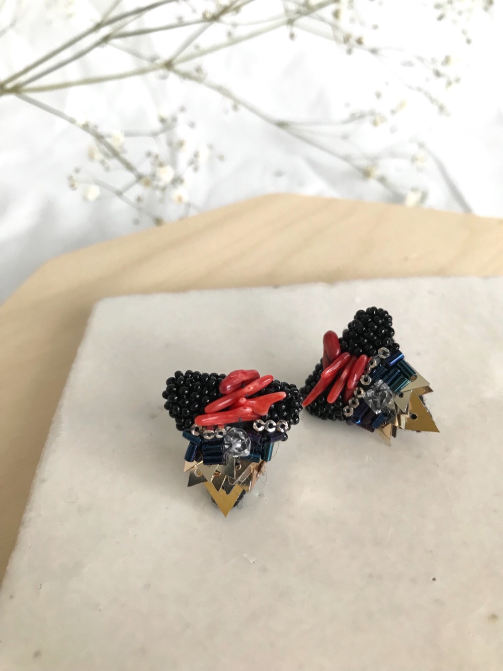 ビーズ刺繍の耳飾り