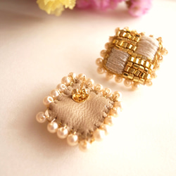 bijoux　pierce-スクエア型刺繍とビーズのピアス 2枚目の画像