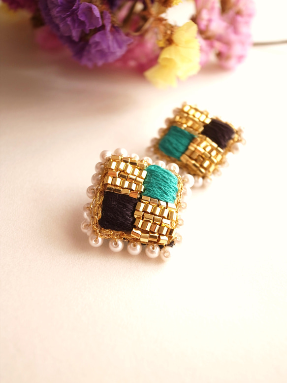 bijoux　pierce-スクエア型刺繍のピアス 1枚目の画像