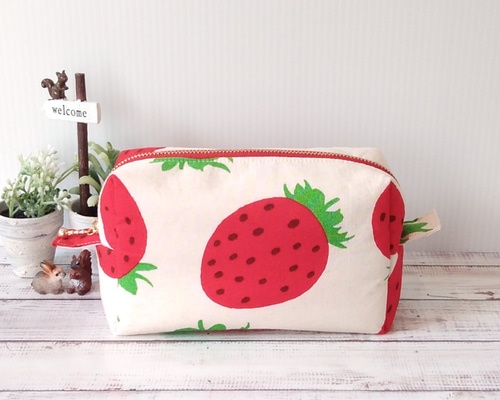 いちご柄スクエアポーチ 化粧ポーチ 四角いポーチ スクエアポーチ