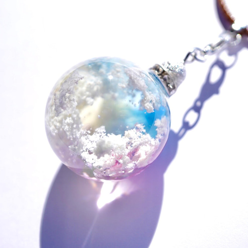 ゆきそら様❤レジン❤ペンダント ブローチ りんご型🍎 青空とシャボン玉🪄🫧ペンダント☁️ #レジン
