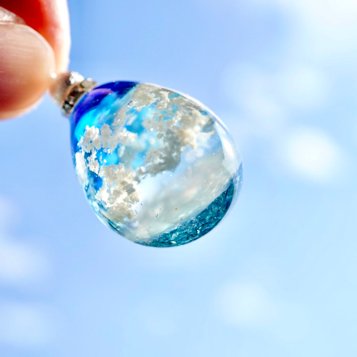 雲レジン 真夏の深い青空 海とお空 キラキラ水面 空たまご① 紐