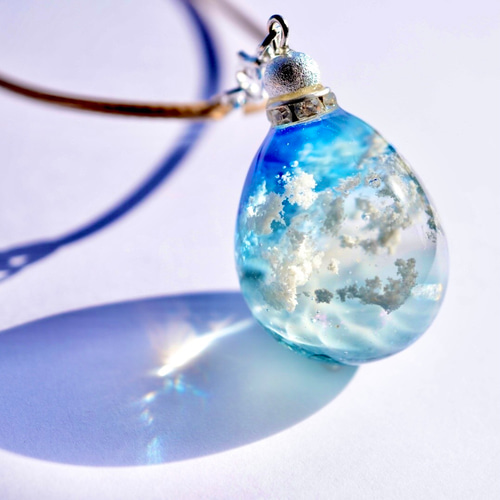 雲レジン 真夏の深い青空 海とお空 キラキラ水面 空たまご① 紐