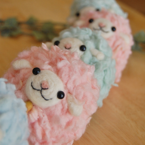 ふわふわもこもこ♪ひつじちゃんのマスコット（水色） 羊毛フェルト に