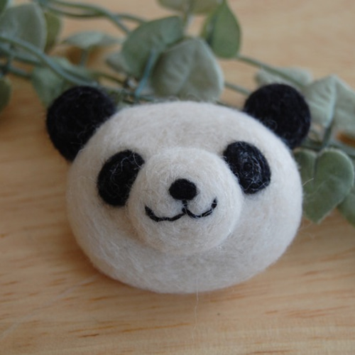 羊毛フェルト：パンダくん顔だけブローチ ブローチ にじいろたまご