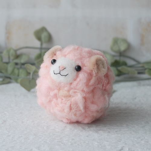 お気に入りの 羊毛フェルト：もこもこひつじちゃんマスコット（ピンク） 羊毛 羊毛フェルト