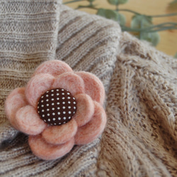 【羊毛フェルト】ふわふわお花のコサージュ：ピンク 1枚目の画像