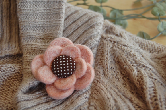 【羊毛フェルト】ふわふわお花のコサージュ：ピンク 1枚目の画像