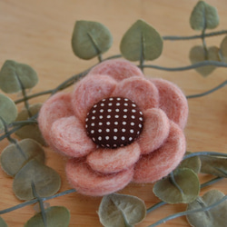 【羊毛フェルト】ふわふわお花のコサージュ：ピンク 3枚目の画像