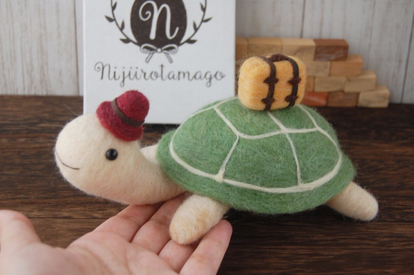 背景色蛋龜吉祥物“旅行的龜”羊毛氈 第1張的照片