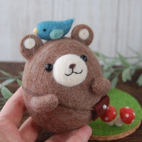 羊毛フェルトのくまちゃん「幸せの青い鳥みーつけた！」 羊毛フェルト