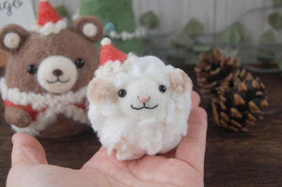 熊和綿羊毛氈聖誕吉祥物套裝作為禮物 第5張的照片