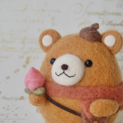 羊毛フェルト：桃を持ったくまちゃん 羊毛フェルト にじいろたまご