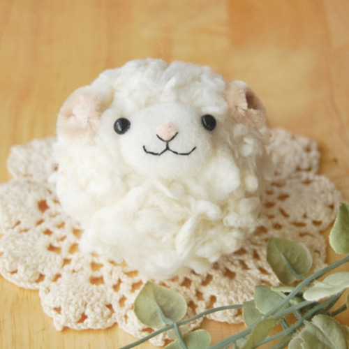 羊毛フェルト：もこもこひつじちゃん 羊毛フェルト にじいろ