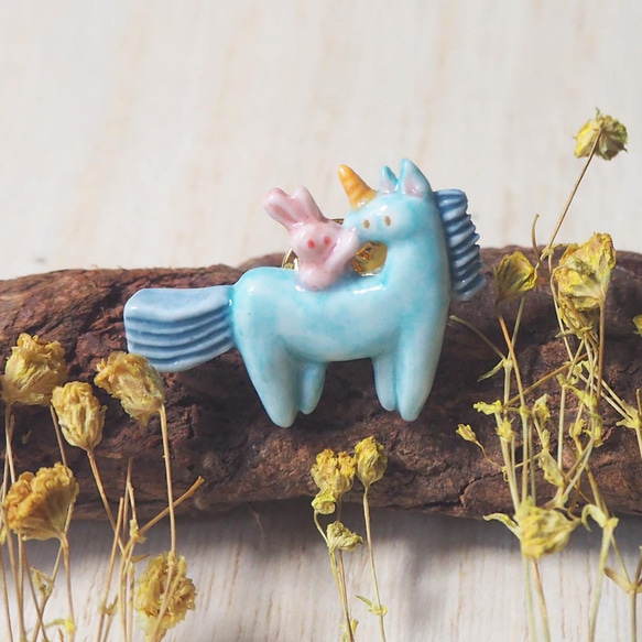 獨角馬與小兔陶瓷手工手繪胸針  Ceramic Unicorn and Rabbit handmade brooch 第1張的照片