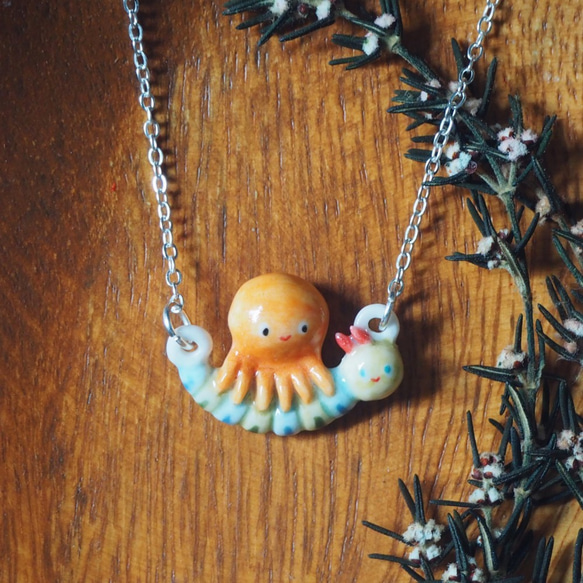 音樂家小章魚與鋼琴毛毛蟲陶瓷手工手繪頸鏈/墜子 Ceramic octopus and caterpillar 第3張的照片