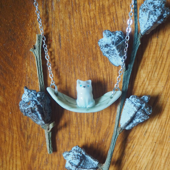 葉子上的小北極狐陶瓷手工手繪頸鏈/墜子 Ceramic Arctic fox handmade necklace 第2張的照片