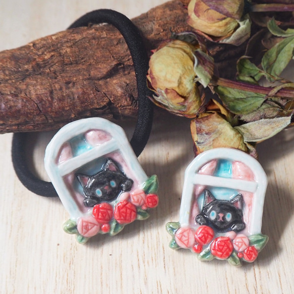 窗台上看風景的小貓陶瓷手工手繪胸針／髮圈 Ceramic cat brooch / Ties & Elastics 第1張的照片