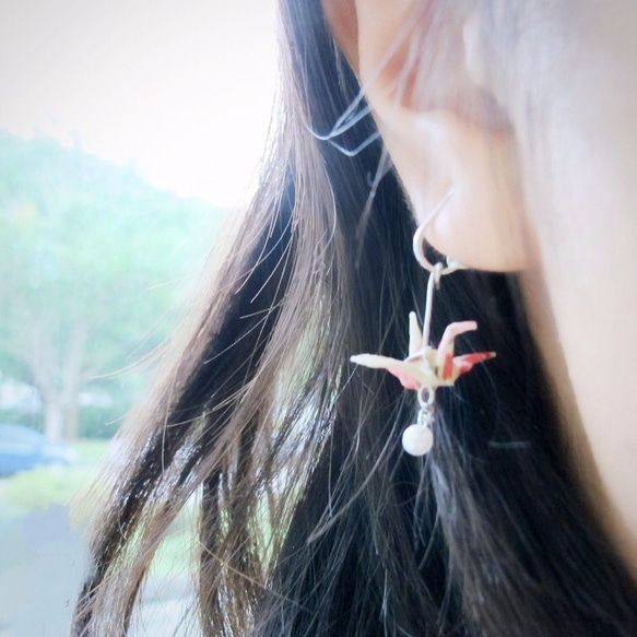 折り紙の鶴ピアス（イヤークリップ）Origami crane earrings (ear clips) 3枚目の画像