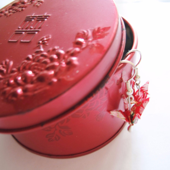 リターン姉妹で正月クリスマス/カスタム結婚式の贈り物 - 赤いクレーン折り紙の鶴ピアス千葉（回転可能なイヤークリップ） 3枚目の画像