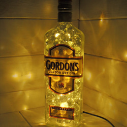 癒しのボトルランプ　「GORDON'S」ジン　電球色LED＋クリアビー玉 1枚目の画像