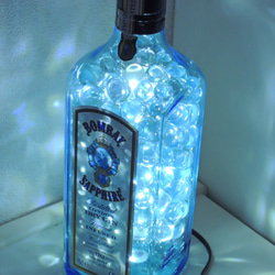 癒しのボトルランプ　「ボンベイ　サファイア」白LED＋クリアビー玉 1枚目の画像